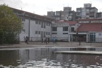 Djeca i roditelji na Zabjelu ponovo uznemireni: Muškarac vrebao djevojčice? Djeca i roditelji na Zabjelu ponovo uznemireni: Muškarac vrebao djevojčice?