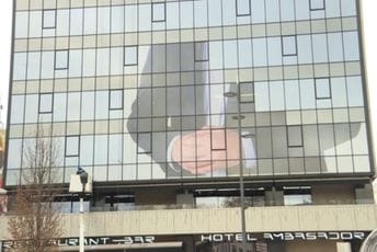 Bunt zbog Vučićevog postera – ocjena hotela Ambasador „oborena“ na Guglu Bunt zbog Vučićevog postera – ocjena hotela Ambasador „oborena“ na Guglu