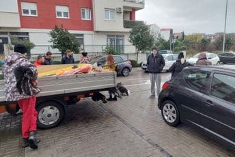 Novi protest ispod Ljubovića: Neprihvatljivo da se trafostanica za čitav blok izgradi na parkingu u blizini stambene zgrade Novi protest ispod Ljubovića: Neprihvatljivo da se trafostanica za čitav blok izgradi na parkingu u blizini stambene zgrade