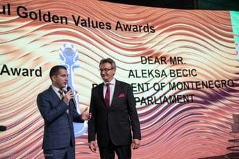 Bečiću u Istambulu uručeno priznanje za mir, nacionalnu i vjersku toleranciju Bečiću u Istambulu uručeno priznanje za mir, nacionalnu i vjersku toleranciju