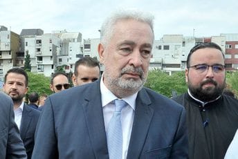 "Tajanstveni glas ruši Vladu" "Tajanstveni glas ruši Vladu"