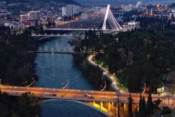 Upaljena rasvjeta na novom šetalištu uz Moraču (FOTO)