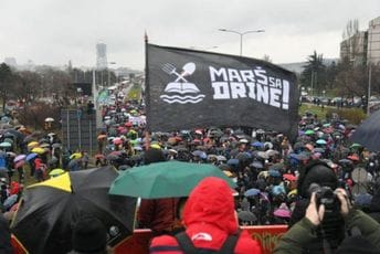 Vlast u sendviču između demonstranata i obaveza prema investitoru Sa jučerašnjeg protesta u Beogradu