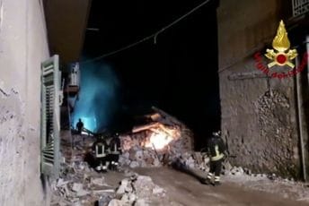 Urušila se zgrada na Siciliji, traje potraga za nestalima Urušila se zgrada na Siciliji, traje potraga za nestalima