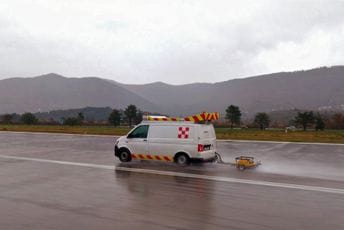 Aerodromi mjerili hrapavost piste u Podgorici i Tivtu Aerodromi mjerili hrapavost piste u Podgorici i Tivtu