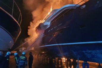 Ogroman požar u Tivtu, vatra zahvatila tri jahte Ogroman požar u Tivtu, vatra zahvatila tri jahte