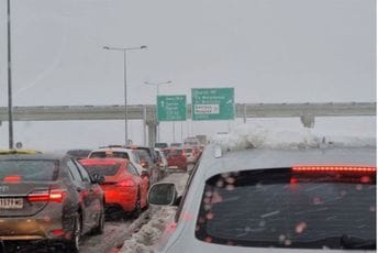 Haos u Srbiji zbog snijega, prilaz beogradskom aerodromu blokiran Haos u Srbiji zbog snijega, prilaz beogradskom aerodromu blokiran