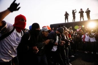 U sukobu migranata i policije u Meksiku 17 povrijeđenih U sukobu migranata i policije u Meksiku 17 povrijeđenih