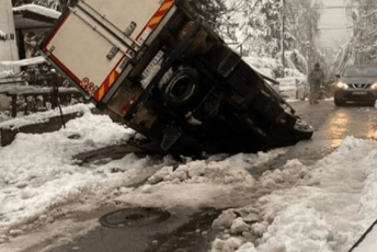 Kamion propao kroz asfalt u Beogradu Kamion propao kroz asfalt u Beogradu