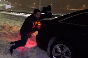 Srpski ministar saobraćaja tvrdio da su ceste očišćene, a onda zaglavio u snijegu (VIDEO) Srpski ministar saobraćaja tvrdio da su ceste očišćene, a onda zaglavio u snijegu (VIDEO)