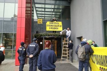 Zagreb: Aktivisti blokirali ulaz u Ministarstvo ekonomije, reagovala policija Zagreb: Aktivisti blokirali ulaz u Ministarstvo ekonomije, reagovala policija