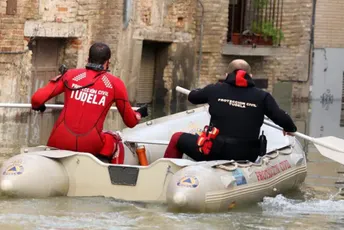 U poplavama u Španiji najmanje dvoje mrtvih, više od 50 evakuisano U poplavama u Španiji najmanje dvoje mrtvih, više od 50 evakuisano
