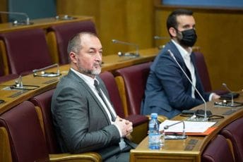 Stijović dobio počasno državljanstvo Crne Gore 2016. godine po upitnoj zakonskoj proceduri Stijović dobio počasno državljanstvo Crne Gore 2016. godine po upitnoj zakonskoj proceduri