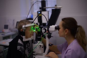 Operacija katarakte značajno smanjuje rizik od demencije kod starijih osoba Operacija katarakte značajno smanjuje rizik od demencije kod starijih osoba