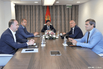 Prvi korak ka novom savezu i ... Abazović tokom ranijeg sastanka sa predstavnicima manjinskih stranaka