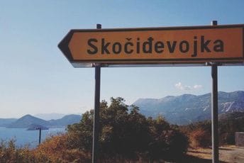 Skočiđevojka: Vozilo sletjelo sa puta, dvije osobe teško povrijeđene Skočiđevojka: Vozilo sletjelo sa puta, dvije osobe teško povrijeđene