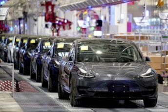 Pariska taksi kompanija obustavila korišćenje Tesla vozila zbog udesa Pariska taksi kompanija obustavila korišćenje Tesla vozila zbog udesa