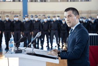 Bečić policijskim akademcima: Ostavite nama politiku i partijska nadgornjavanja Bečić policijskim akademcima: Ostavite nama politiku i partijska nadgornjavanja