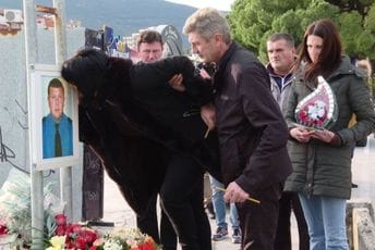 Dvije godine od ubistva policajca Milutina Lekovića: Počast odali porodica, kolege, prijatelji i građani Dvije godine od ubistva policajca Milutina Lekovića: Počast odali porodica, kolege, prijatelji i građani