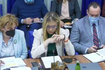 Bratić Šehoviću poručila da je maltretira mjesecima, a Papoviću da laže Bratić Šehoviću poručila da je maltretira mjesecima, a Papoviću da laže