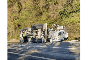 Prevrnuo se kamion u Petrovcu Prevrnuo se kamion u Petrovcu