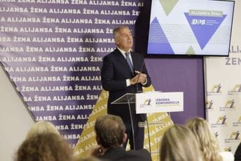 Đukanović: Žene moramo maksimalno uključiti u politički život Đukanović: Žene moramo maksimalno uključiti u politički život