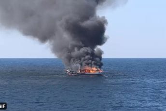 Dim hašiša na pučini: Htjeli da zapale drogu, pa im izgorio brod (VIDEO) Dim hašiša na pučini: Htjeli da zapale drogu, pa im izgorio brod (VIDEO)