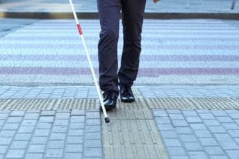 Italijan godinama glumio da je slijep pa uhvaćen kako vozi skuter i razgleda izloge Italijan godinama glumio da je slijep pa uhvaćen kako vozi skuter i razgleda izloge