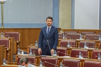 Smailović: Bošnjačka stranka će glasati da sva djeca do 18 godina primaju dječji dodatak Smailović: Bošnjačka stranka će glasati da sva djeca do 18 godina primaju dječji dodatak