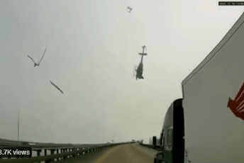 Helikopter se raspao u vazduhu, pa pao na autoput (VIDEO) Helikopter se raspao u vazduhu, pa pao na autoput (VIDEO)