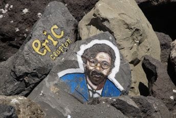 Erik Klepton tužio ženu koja je pokušala da proda njegov CD na eBayu Erik Klepton tužio ženu koja je pokušala da proda njegov CD na eBayu