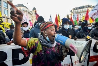 Digli glas protiv radikalne desnice: Hiljade na ulicama, solidarišu se sa strancima bez dokumenata Digli glas protiv radikalne desnice: Hiljade na ulicama, solidarišu se sa strancima bez dokumenata