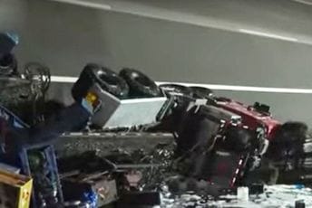 Srušio se dio mosta na autoputu u Kini, poginule četiri osobe (Video) Srušio se dio mosta na autoputu u Kini, poginule četiri osobe (Video)