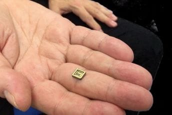 Čip kao kovid potvrda: Šveđani isprobali neobičnu varijantu (Video) Čip kao kovid potvrda: Šveđani isprobali neobičnu varijantu (Video)