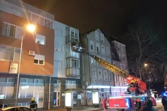 Okončana drama u Novom Sadu: Bačen suzavac u stan poznatog jutjubera, odvela ga Hitna pomoć Okončana drama u Novom Sadu: Bačen suzavac u stan poznatog jutjubera, odvela ga Hitna pomoć