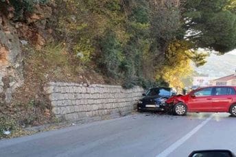 Sutomore: Sa parkinga udario vozilo u pokretu, jedna osoba povrijeđena Sutomore: Sa parkinga udario vozilo u pokretu, jedna osoba povrijeđena