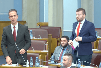 Mugoša: Građani spasite sebe i promijenite Parlamentarni kanal, uzmite knjigu ''Životinjska farma'' i sve će vam biti jasno Mugoša: Građani spasite sebe i promijenite Parlamentarni kanal, uzmite knjigu ''Životinjska farma'' i sve će vam biti jasno