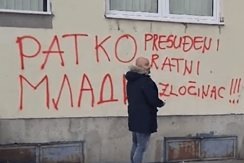 Pored grafita Ratku Mladiću dopisano – presuđeni ratni zločinac Pored grafita Ratku Mladiću dopisano – presuđeni ratni zločinac