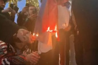 Protest u Tirani protiv Otvorenog Balkana i dolaska Vučića, zapaljena zastava Srbije Protest u Tirani protiv Otvorenog Balkana i dolaska Vučića, zapaljena zastava Srbije