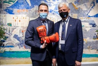 Poklon od šampiona: Vuković od Klička dobio bokserske rukavice Poklon od šampiona: Vuković od Klička dobio bokserske rukavice
