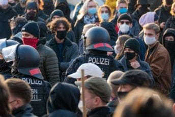 Haos na protestu protiv kovid mjera u Njemačkoj, 13 policajaca povrijeđeno Haos na protestu protiv kovid mjera u Njemačkoj, 13 policajaca povrijeđeno