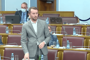 Konjević: Vladu formirali u manastiru Ostrog, a ruše je kod Porfirija Konjević: Vladu formirali u manastiru Ostrog, a ruše je kod Porfirija