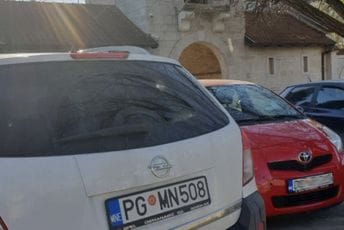 Službenim autom nedjeljom u manastir Službenim autom nedjeljom u manastir