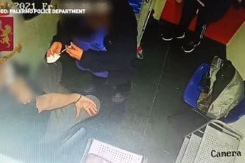 Lažno vakcinisanje: Sadržaj 'ubrizgavala' u maramicu (VIDEO) Lažno vakcinisanje: Sadržaj 'ubrizgavala' u maramicu (VIDEO)