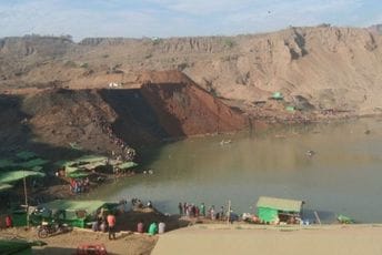 Najmanje jedna osoba poginula i preko 100 nestalih u odronu u rudniku žada u Mjanmaru Na ovoj fotografiji snimljenoj pet sati nakon katastrofe vide se ljudi u potrazi za preživjelima