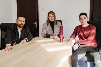 Redžepagić svoj godišnji honorar poklonila studentu Milošu Kašćelanu Redžepagić svoj godišnji honorar poklonila studentu Milošu Kašćelanu