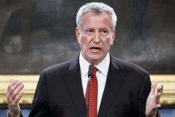 Gradonačelnik Njujorka obećao 100 dolara svima koji prime buster dozu vakcine Gradonačelnik Njujorka obećao 100 dolara svima koji prime buster dozu vakcine