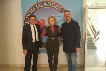 Uprava prihoda i carina donirala 100 novogodišnjih paketića Dječijem domu "Mladost" Uprava prihoda i carina donirala 100 novogodišnjih paketića Dječijem domu "Mladost"