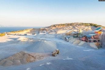 Sjenka budućeg kamenoloma nad budvanskim plažama Sjenka budućeg kamenoloma nad budvanskim plažama