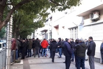 Predstavnici radnika KAP-a ušli u zgradu Vlade, čekaju da ih primi Krivokapić ili resorni ministri Predstavnici radnika KAP-a ušli u zgradu Vlade, čekaju da ih primi Krivokapić ili resorni ministri